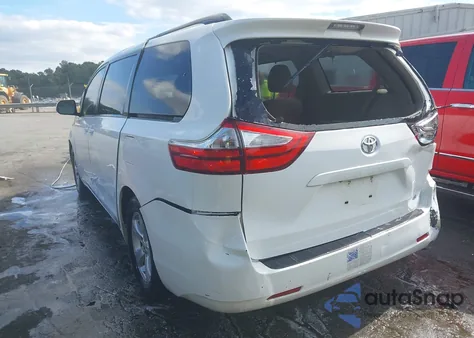 2015 Toyota Sienna Le 8 Passenger z USA, uszkodzony, nr VIN 5TDKK3DC9FS689874